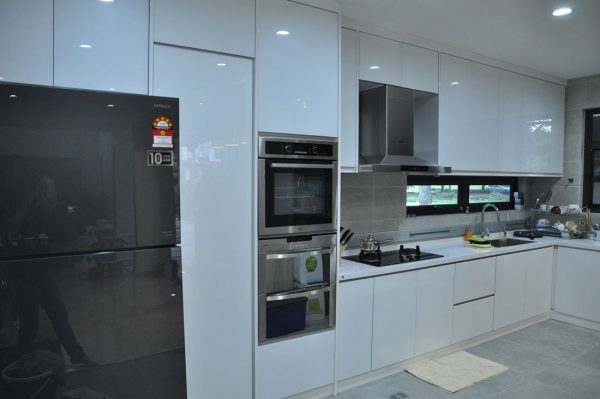 model kitchen aluminium warna putih